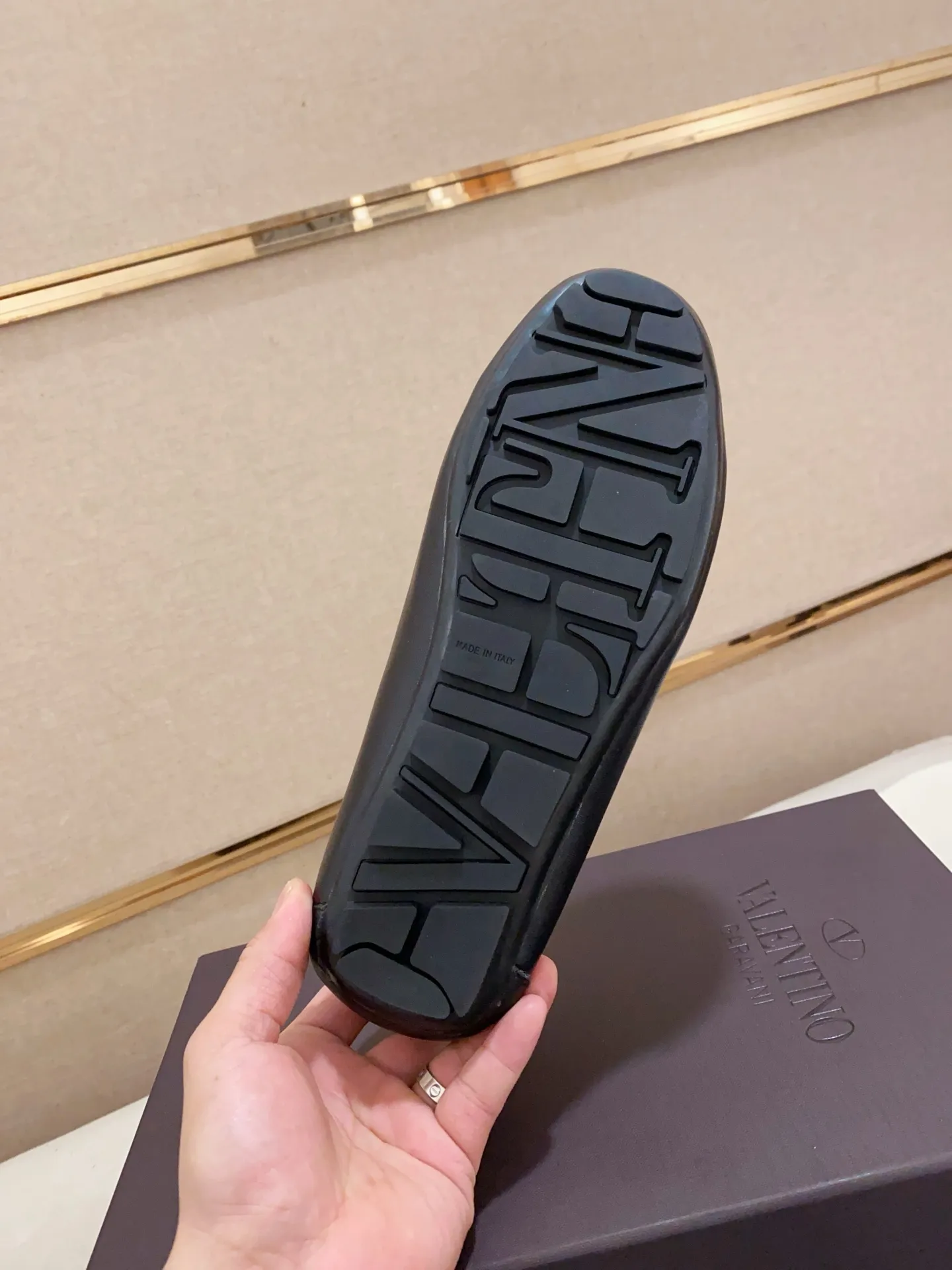 Men's shoes💰: 680💰VALENTINO, made of imported cowhide with imported water-dyed cowhide lining, iconic hardware and iconic wear-resistant outsole. 38-44. 45 VALENTINO packaging can be customized to enjoy the brand’s iconic product packaging
